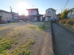 陽当たりの良い現地土地写真です。周囲は落ち着いた雰囲気で道路に面した利便性も感じられます。敷地形状が分かりやすく建築の自由度も期待できます。住環境に配慮されたエリアとなっています。