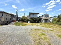 空が広く感じられます。周囲は落ち着いた住宅街で道幅もゆとりがあります。敷地の前面が開けていて開放感があります。
