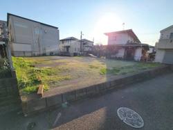 開放感のある外観が印象的です。整った敷地で多様な用途に柔軟に対応できます。周囲は落ち着いた住宅街に位置しています。前面道路も広くスムーズな出入りが可能です。陽当たりも良く明るい雰囲気を感じられます。