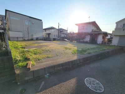 開放感のある外観が印象的です。整った敷地で多様な用途に柔軟に対応できます。周囲は落ち着いた住宅街に位置しています。前面道路も広くスムーズな出入りが可能です。陽当たりも良く明るい雰囲気を感じられます。