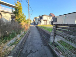 閑静な住宅街に位置し周囲には自然も感じられる環境です。前面道路は車通りが少なく落ち着いた雰囲気です。隣地との境界もしっかり整備されています。陽当たりも良く開放感があります。住みやすい住環境です。