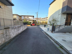 周辺には閑静な住宅が立ち並び落ち着いた雰囲気が感じられます。道路幅もゆとりがあり見通しの良い道です。ゴミ置き場や植栽もきれいに整備されています。隣接する建物との距離が保たれておりゆとりある街並みです。