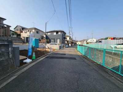 前面道路は広々とした印象があり車の出入りもスムーズに行えます。周辺は住宅が並ぶ落ち着いた雰囲気となっています。現地から見える空は開放感が感じられ家の前の道も整然としています。