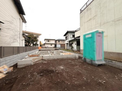 基礎部分の施工がしっかりと進んでおります。周囲には住宅が並び落ち着いた印象のエリアです。敷地が広めで多様なプランが検討可能です。道路からのアクセスも良好です。