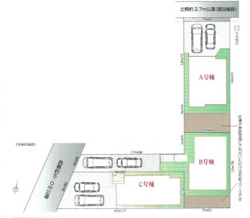 それぞれの区画が個別に分かれておりプライベート性を感じられます。敷地内に駐車スペースがあり車を複数台駐車可能です。L字型の配置で道路からのアクセスも確保されています。