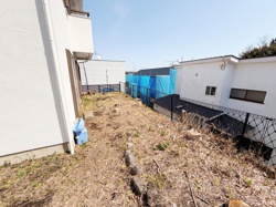 日当たりの良い庭スペースとなっております。フェンスで囲まれているため安心感があります。隣接建物との距離も離れており開放感を感じられます。ガーデニングにも活用できそうな広さがあります。