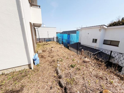 日当たりの良い庭スペースとなっております。フェンスで囲まれているため安心感があります。隣接建物との距離も離れており開放感を感じられます。ガーデニングにも活用できそうな広さがあります。