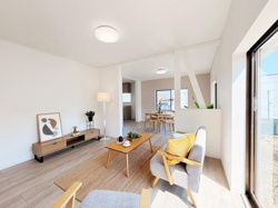 大きな窓からたっぷりと自然光が入るため室内が明るい印象です。すっきりとした内装が空間を広く見せています。家具の配置がしやすいシンプルなレイアウトも特徴です。