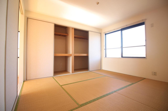 和室に収納あります