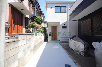 横浜市鶴見区東寺尾３丁目の新築一戸建【前面道路含む現地写真】