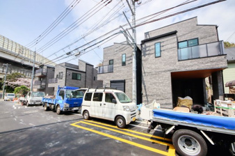 横浜市中区本牧間門の新築一戸建【前面道路含む現地写真】