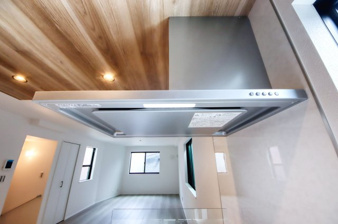横浜市中区本牧間門の新築一戸建【キッチン】フラット型レンジフード