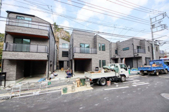 横浜市中区本牧間門の新築一戸建【前面道路含む現地写真】