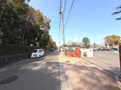 落ち着いた雰囲気の通りが広がっています。車の通行も少なくゆとりのある歩道も特徴的です。周囲には緑が多く開放的な景観が魅力です。快適な移動ができる道幅もポイントです。