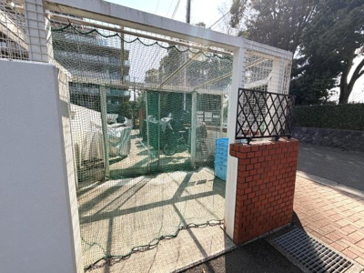 敷地内に設置されたゴミ置き場です。ネットで囲まれているため清潔に保たれやすい設計です。分別の管理もしやすく日常利用に便利な環境です。道路からのアクセスもスムーズです。