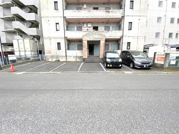 建物前に6区画分あります