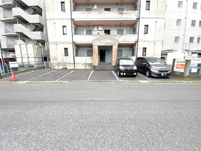 建物前に6区画分あります