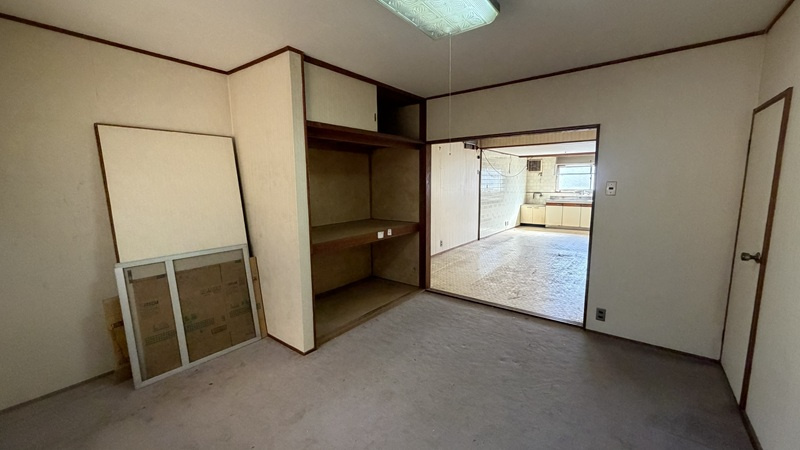 高槻市松が丘１丁目の中古テラスハウス【洋室】東側店舗　2階　リビング北側の洋室
