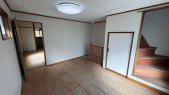 高槻市松が丘１丁目の中古テラスハウス【洋室】西側店舗　2階　南側洋室
