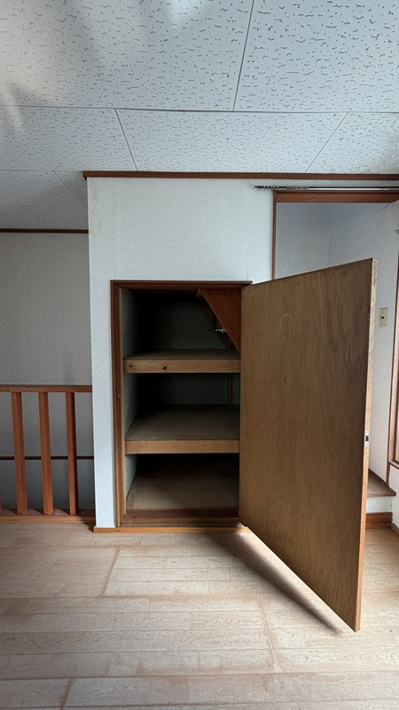 高槻市松が丘１丁目の中古テラスハウス【収納】西側店舗　2階　南側洋室収納