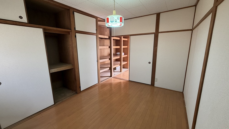 高槻市松が丘１丁目の中古テラスハウス【洋室】西側店舗　2階　北側洋室②