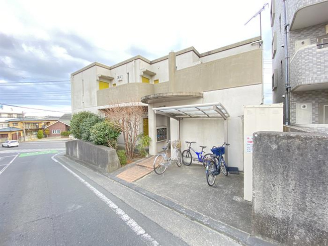 建物の前後方に入口があります
