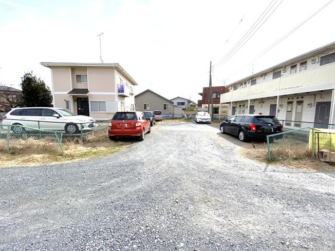 建物手前と奥が専用駐車場です