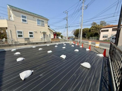 日当たりの良い外観が印象的です。道路に面して開放感があります。整地されたスペースがすっきりとした印象を与えます。周囲には住宅が立ち並び落ち着いた雰囲気です。外観の状態も良好です。