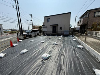 現地土地写真です。敷地は広々としており道路との接道も良好です。周辺には住宅が立ち並び整った街並みが感じられます。平坦な地勢で使い勝手の良い形状となっています。土地の様子が一目で分かる写真です。