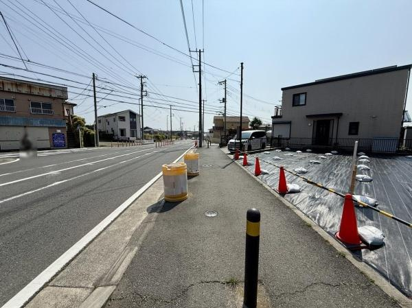 幅の広い歩道が確保されており周囲も整備された環境です。交通量も適度で見通しのよい直線の道路となっています。歩道には防護柵やコーンが設置されており安心感があります。日当たりの良い前面道路が特徴です。