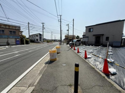 幅の広い歩道が確保されており周囲も整備された環境です。交通量も適度で見通しのよい直線の道路となっています。歩道には防護柵やコーンが設置されており安心感があります。日当たりの良い前面道路が特徴です。