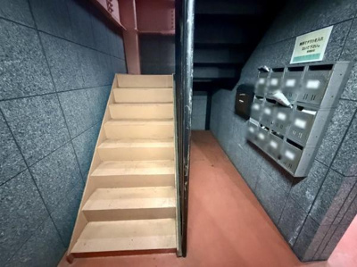 共用部には複数の郵便ポストが設置されており各住戸宛の郵便物をしっかりと受け取れます。階段は手入れが行き届いており清潔感が感じられます。落ち着いた色合いの壁と床が建物全体に統一感をもたらしています。