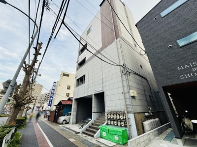 通り沿いに面した外観が特徴的な建物です。複数のメーターが設置されており管理状態がよく分かります。自転車の駐輪スペースが確保されていて便利です。立ち並ぶビル群の中でも存在感があります。