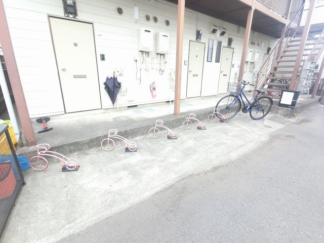 広々とした駐輪場があります。