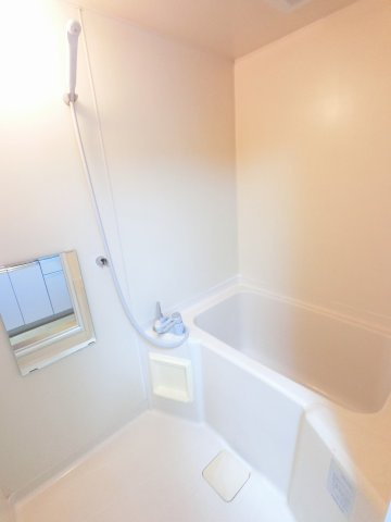 ゆったりとしたバスタブのある、清潔感のあるバスルームです。