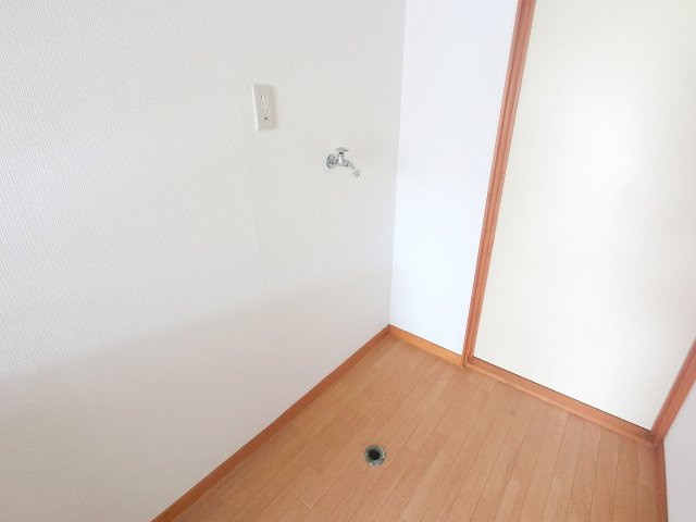 室内に洗濯機置き場があります。