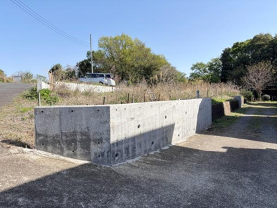 現地の前面道路はしっかりとした舗装が施されており車の出入りもスムーズに行えます。敷地の周囲にはコンクリート擁壁が設けられているため安定感があります。道路から敷地へのアクセスもしやすい形状です。