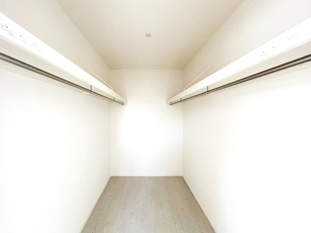 若松区高須東4丁目1期【内観：施工例】2階寝室には大容量のWICがあり、お気に入りの洋服を沢山収納できます（施工例）
