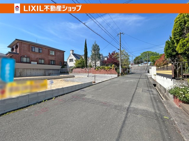 若松区高須東4丁目1期【前面道路含む現地写真】交通量が少ないので車の出し入れが楽々です。