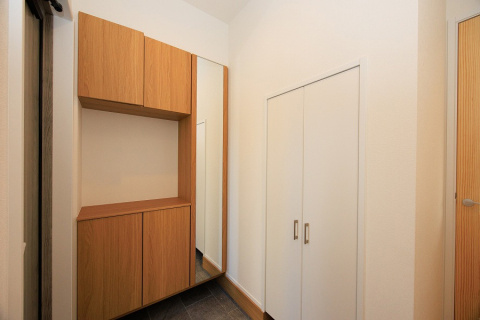 SUNCOURT　遠賀郡水巻町樋口【内観：施工例】天井高シューズボックス。最大40足程度の靴をスッキリ収納できます