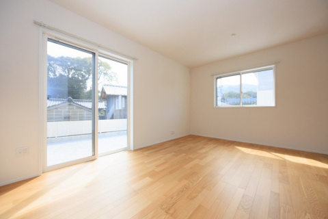 SUNCOURT　遠賀郡水巻町樋口【内観：施工例】16帖LDK、飽きの来ないシンプルな室内デザイン。家具との相性が良いフローリング