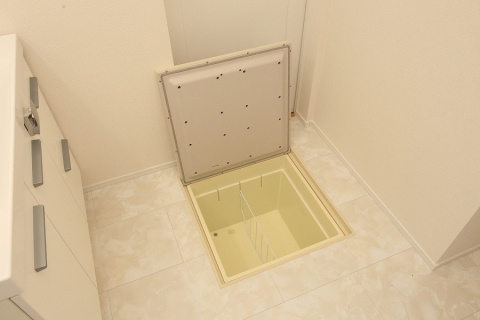 SUNCOURT　遠賀郡水巻町樋口【設備】洗面所に、床下収納を完備しています