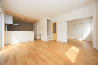 SUNCOURT　遠賀郡水巻町樋口【内観：施工例】16帖LDK、ウッド調の床材が室内に温かさをもたらします