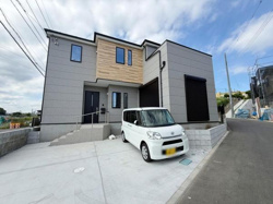 広々とした駐車スペースが確保されており車の出し入れもスムーズに行えます。建物と駐車場の距離が近く荷物の運搬も便利です。道路からのアクセスも良好で日常の利便性が感じられる駐車場です。