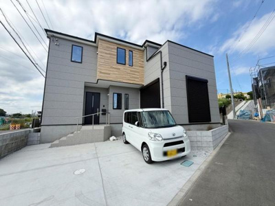 広々とした駐車スペースが確保されており車の出し入れもスムーズに行えます。建物と駐車場の距離が近く荷物の運搬も便利です。道路からのアクセスも良好で日常の利便性が感じられる駐車場です。