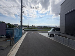 前面道路が広々としていて車の出し入れもスムーズに行えます。周辺は見通しも良く安心感があります。現地写真から周囲環境の様子もうかがえ利便性への配慮が感じられます。