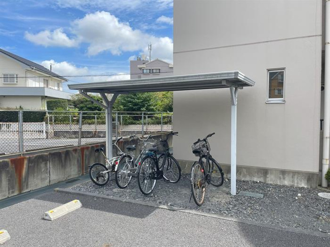 屋根付きの駐車場で雨の日も安心です