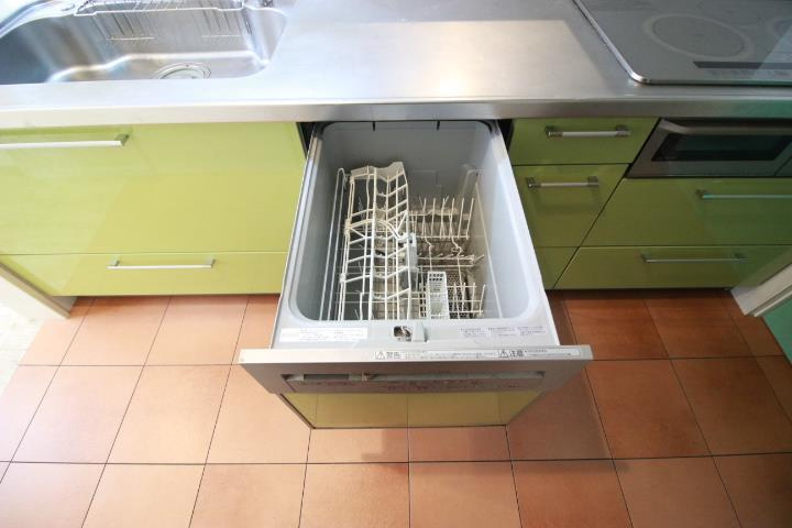 食器洗いは食洗機にお任せ