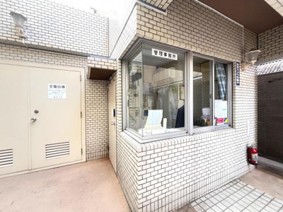管理事務所がエントランス付近にあり安心感を感じられる造りです。白を基調とした外壁が清潔感を演出しています。窓が多く開放的な印象を与えるデザインです。
