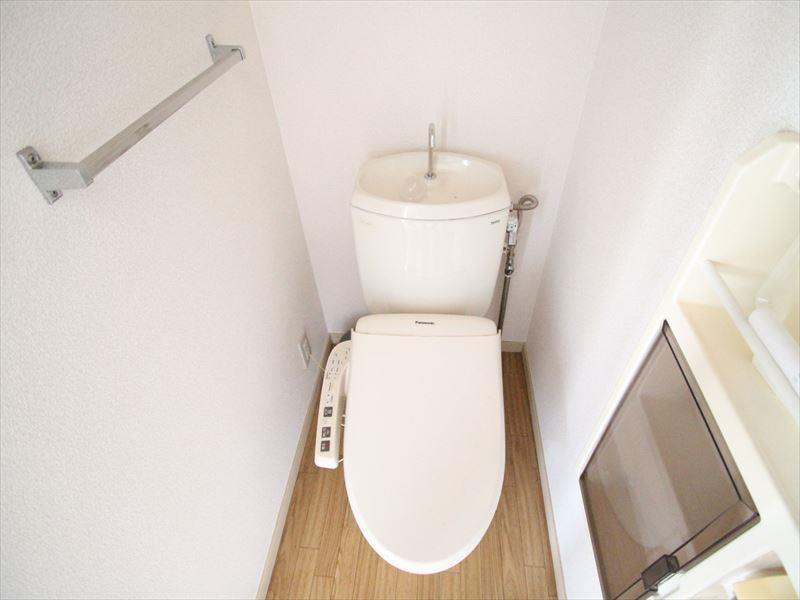 タオル掛けと物入の付いているトイレです☆